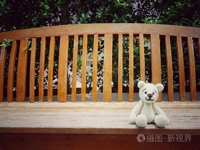 阿米古鲁米钩针泰迪熊在长凳上孤独。