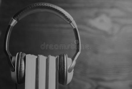 音乐 文学 信息 音频 单色 头戴式耳机 思想 颜色 教育