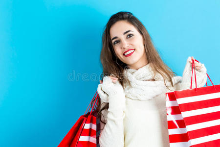 快乐的年轻女人拿着购物袋