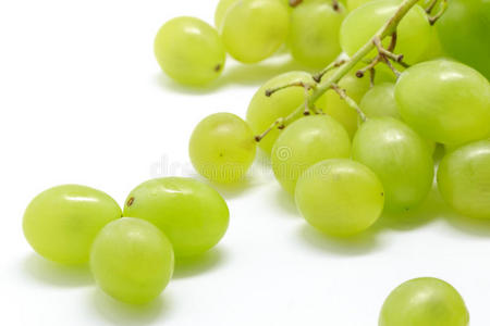 白色背景上新鲜的麝香葡萄的特写。 选择性聚焦。