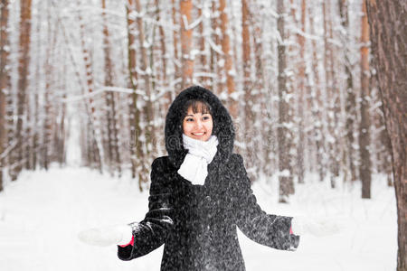 在公园里玩雪的女孩