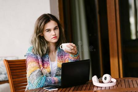 早餐 音乐 咨询 在线 商业 女商人 浏览 咖啡 女孩 个人