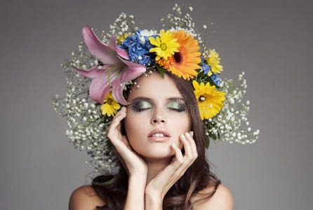 头上戴花圈的漂亮女人.照片