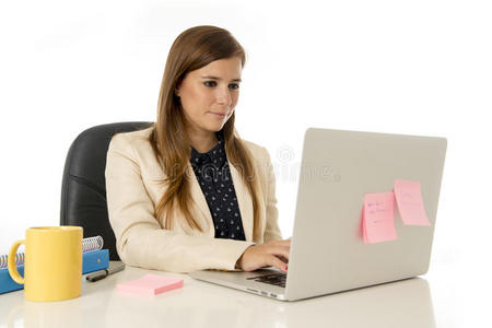 公司肖像年轻有吸引力的女商人在办公椅上工作在笔记本电脑桌上