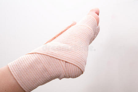 脚踝扭伤纱布绷带的医师脚踝受伤的治疗情况男性包皮用绷带包扎他脚伤