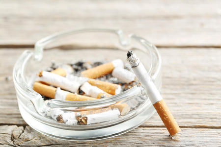 烟灰缸烟头图片
