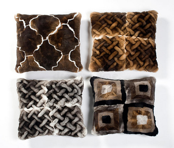 四个不同设计的毛皮枕头