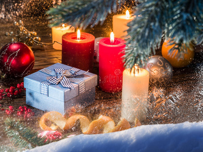 礼品盒，蜡烛灯和冷冻窗。