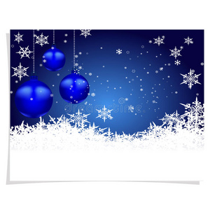 圣诞节，新年卡片。 三个蓝色闪亮的球在一个美丽的圣诞节背景。 挂在雪花之间。 圣诞节