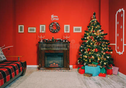 美丽的新年房间，装饰圣诞树