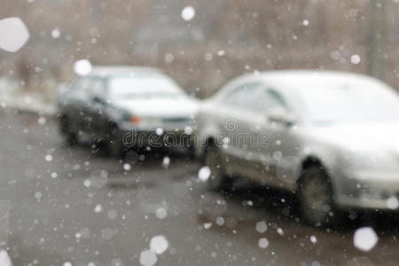 被雪覆盖的汽车