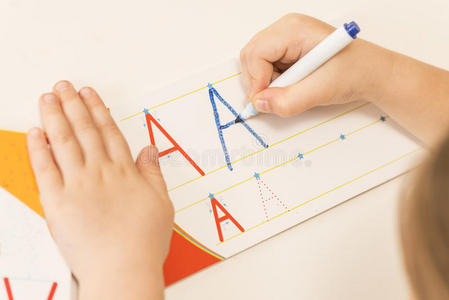 复制 幼儿园 教育 书法 作业 书桌 白种人 字母表 童年