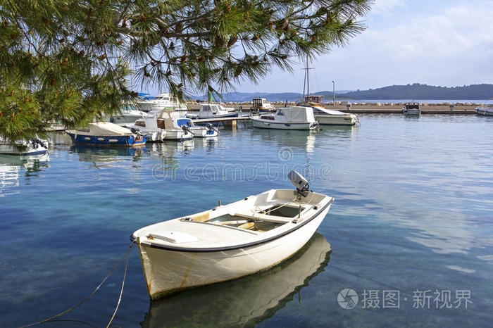 船躺在克罗地亚奥里比克的小港口