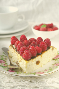 奶酪蛋糕，松露，奶油慕斯，布丁甜点与新鲜覆盆子和薄荷叶在一个白色的盘子