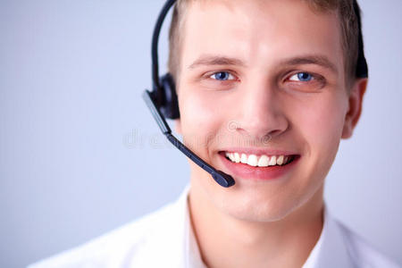客户支持操作员与耳机在白色背景