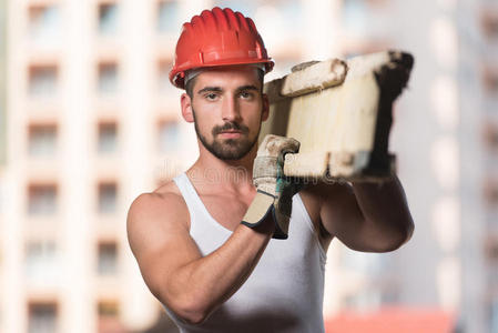 年轻英俊的木板建筑工人