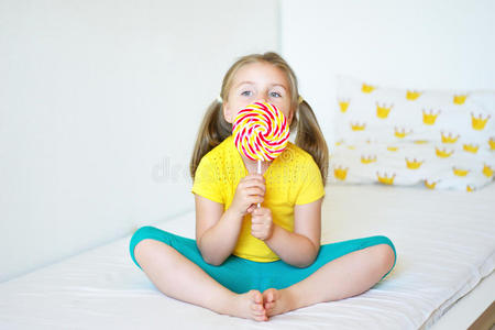 有趣的小女孩吃大糖棒棒糖