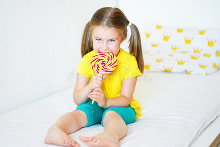 有趣的小女孩吃大糖棒棒糖