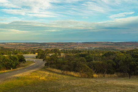 美丽的平原/低地低地从山上看,麦克拉伦瓦利,南澳大利亚照片