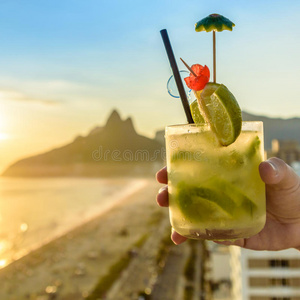 鸡尾酒与里约热内卢，巴西海滩背景
