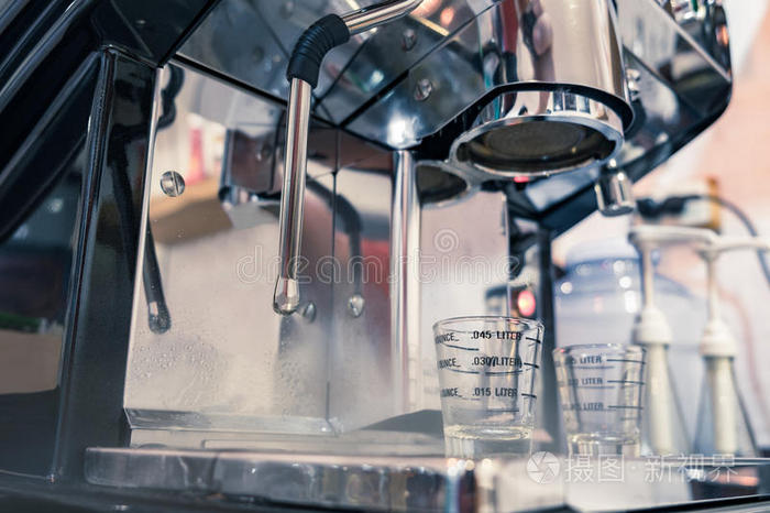 泡沫 卡布奇诺 浓缩咖啡 机器 咖啡馆 玻璃 美丽的 成人