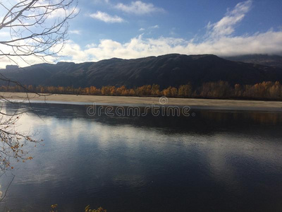 落下 水库 高地 秋天 银行 天空 傍晚 湖水 小山 反射