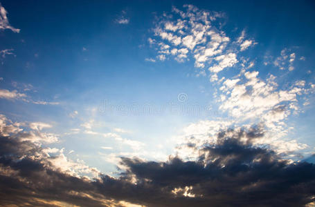 太阳光线从云后辐射的云景