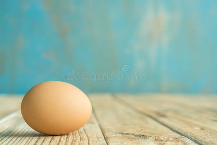 木头上的鸡蛋老背景