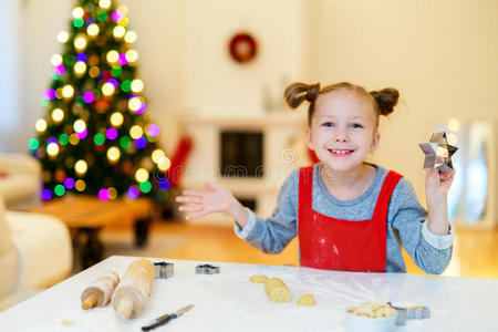 烤圣诞饼干的女孩