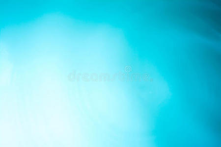 蓝色的水圈背景，波纹的水