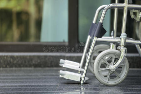 空轮椅停在医院里