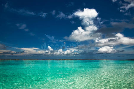 美丽的海景，地平线和蓝天在马尔代夫