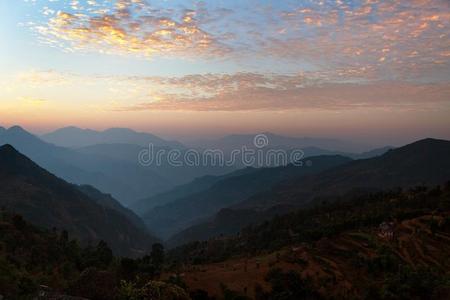 喜马拉雅山和红云中蓝色地平线的夜景