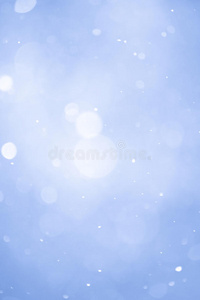 抽象的蓝色圣诞背景与真正的雪. 模糊的雪花.照片