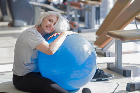 情感 拥抱 老年人 能量 健身球 情绪 运动 女人 练习