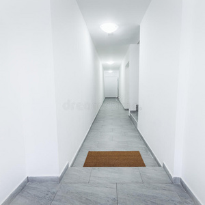 带垫子的公寓走廊