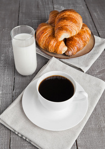一杯黑咖啡牛角面包和牛奶