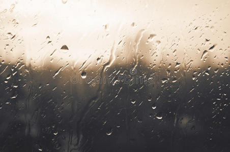 窗玻璃上的雨滴