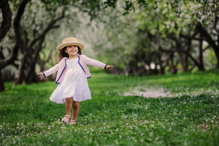 儿童版走迷宫可爱的快乐梦幻的蹒跚学步的孩子女孩走在盛开的春天花园