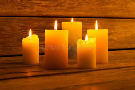 节日和浪漫夜晚的蜡烛。
