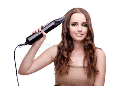 美丽的女人用吹风机把头发弄干净