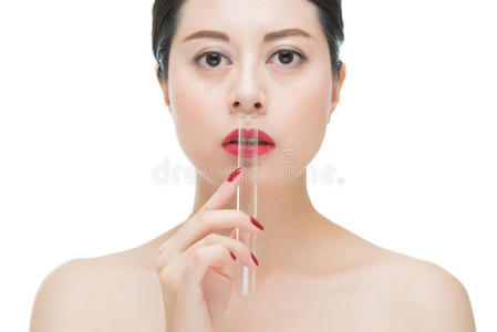时尚亚洲女性红唇钉和亲吻实验室管