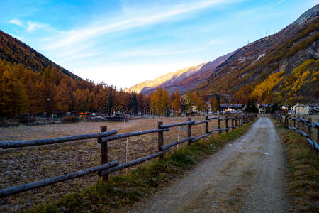 五颜六色的山景，秋天的颜色，山，天空和水