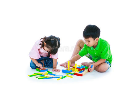 孩子们在白色背景上玩玩具木块。