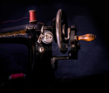 经典复古风格手动缝纫机准备工作。 这是旧的金属与花卉图案