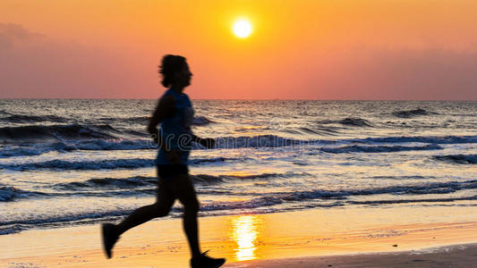 运动 日落 黄昏 男人 慢跑 女人 健身 日出 轮廓 锻炼