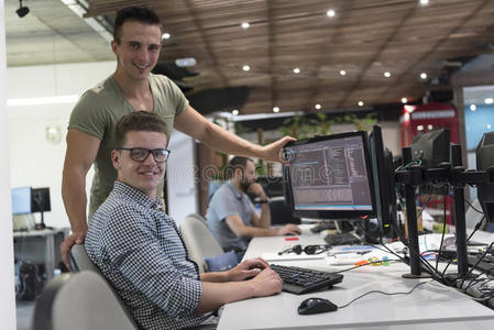 笔记本电脑 男人 桌面 同事 微笑 公司 帮助 代码 软件
