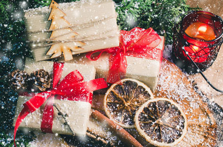 带有节日装饰品的乡村风格的圣诞礼物。 木制背景上的圣诞作文。