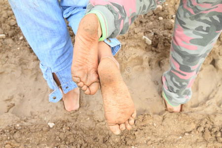 光脚的肮脏鞋底照片