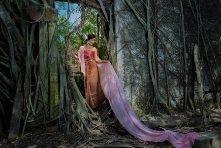 美女 连衣裙 王冠 女孩 故事 宗教 服装 泰国 自然 雕塑